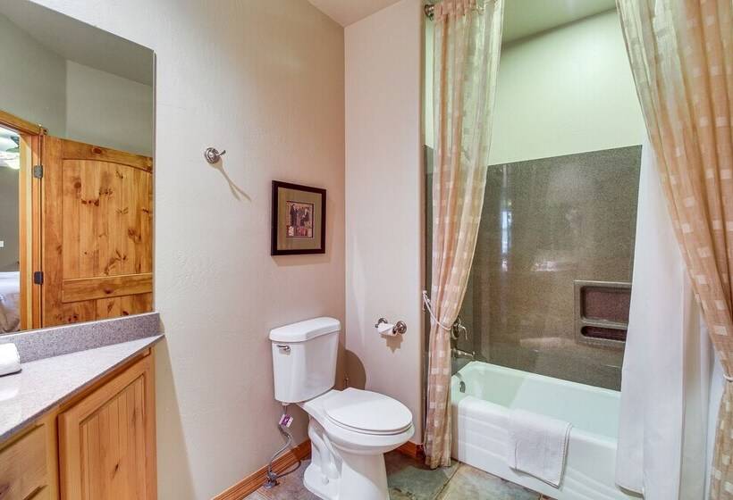 Spacious Torreon Cabin W/ Deck & Gas Grill!