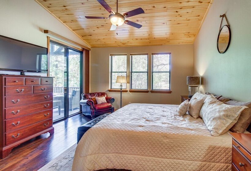 Spacious Torreon Cabin W/ Deck & Gas Grill!