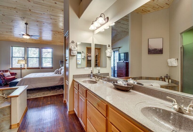 Spacious Torreon Cabin W/ Deck & Gas Grill!