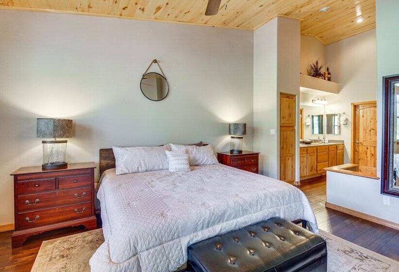 Spacious Torreon Cabin W/ Deck & Gas Grill!