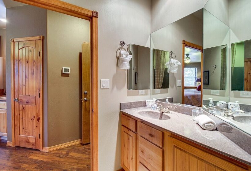 Spacious Torreon Cabin W/ Deck & Gas Grill!