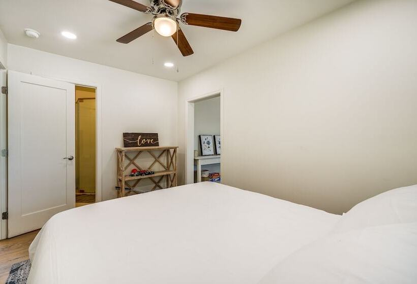 Sunny Arizona Retreat W/ Pool Table, Grill & Patio