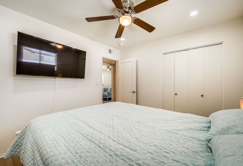 Sunny Arizona Retreat W/ Pool Table, Grill & Patio