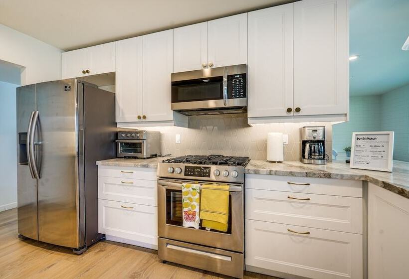 Sunny Arizona Retreat W/ Pool Table, Grill & Patio