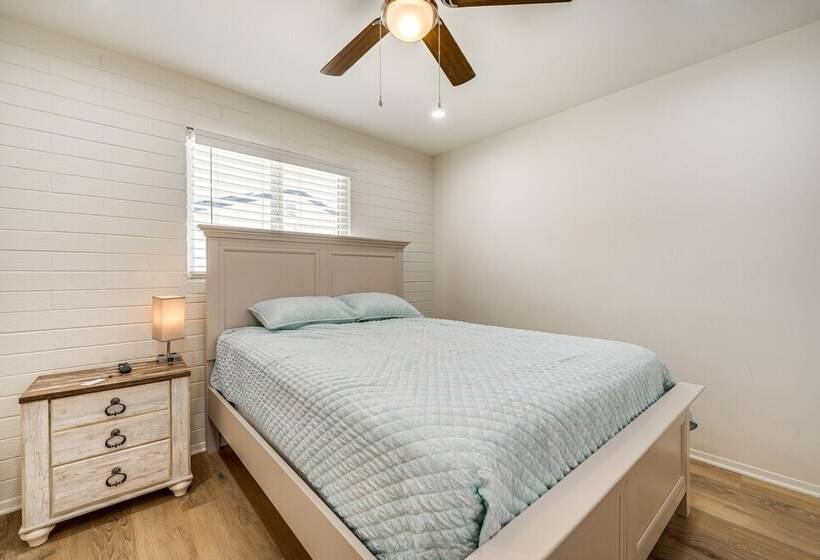 Sunny Arizona Retreat W/ Pool Table, Grill & Patio