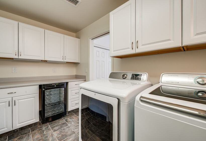 Sunny Arizona Retreat W/ Pool Table, Grill & Patio