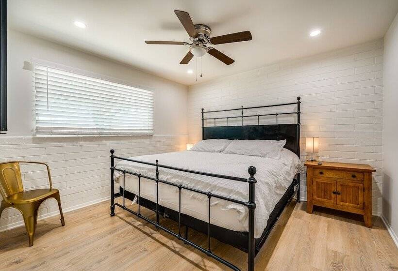 Sunny Arizona Retreat W/ Pool Table, Grill & Patio