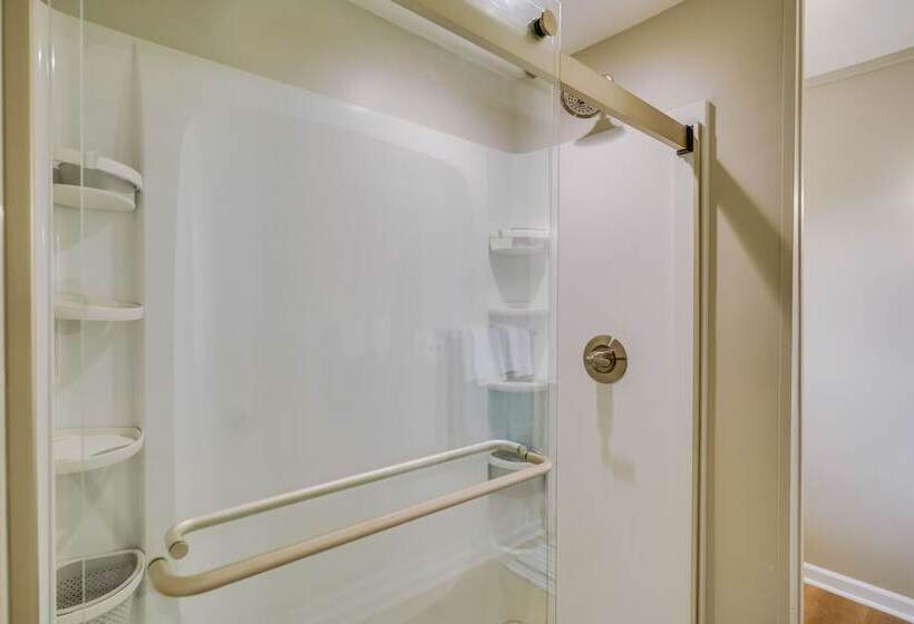 Sunny Corolla Home: Walk To Beach!