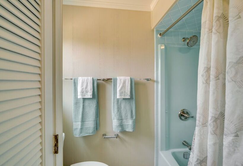 Sunny Corolla Home: Walk To Beach!