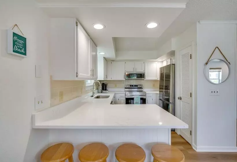 Sunny Corolla Home: Walk To Beach!