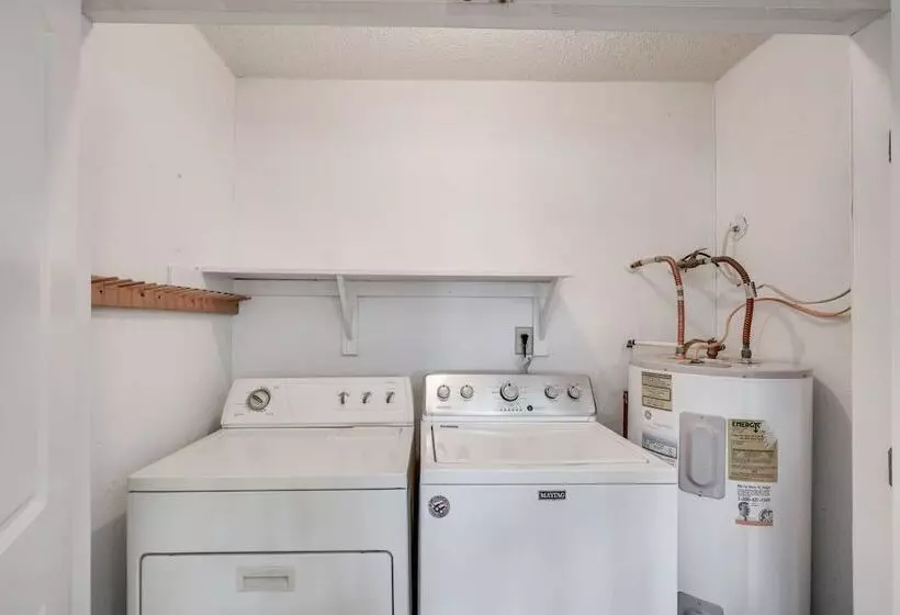 Sunny Corolla Home: Walk To Beach!