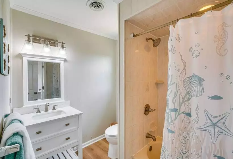 Sunny Corolla Home: Walk To Beach!