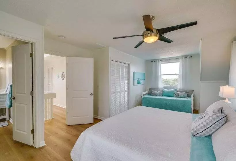 Sunny Corolla Home: Walk To Beach!
