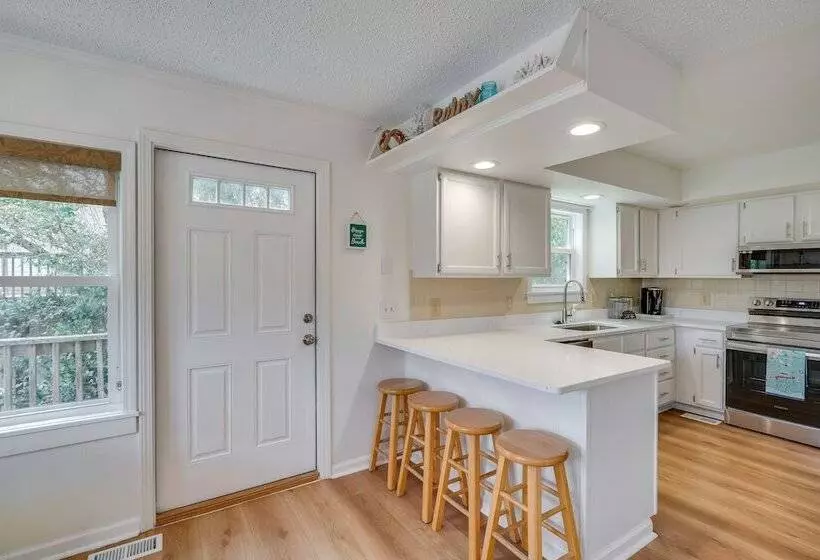 Sunny Corolla Home: Walk To Beach!