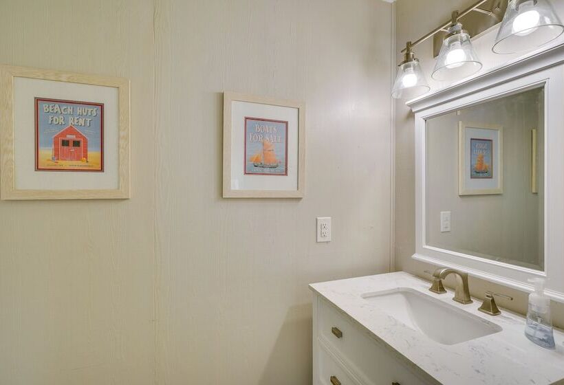 Sunny Corolla Home: Walk To Beach!