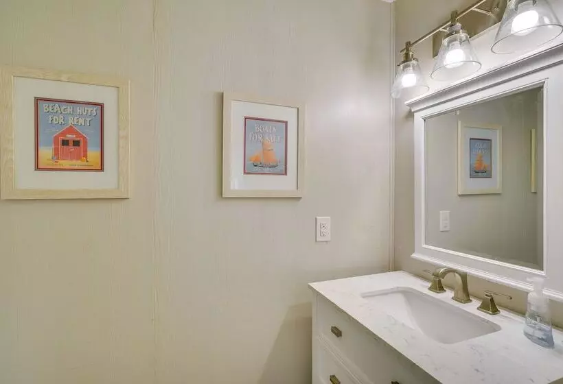 Sunny Corolla Home: Walk To Beach!