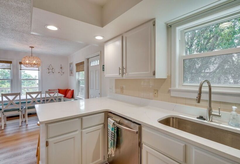 Sunny Corolla Home: Walk To Beach!