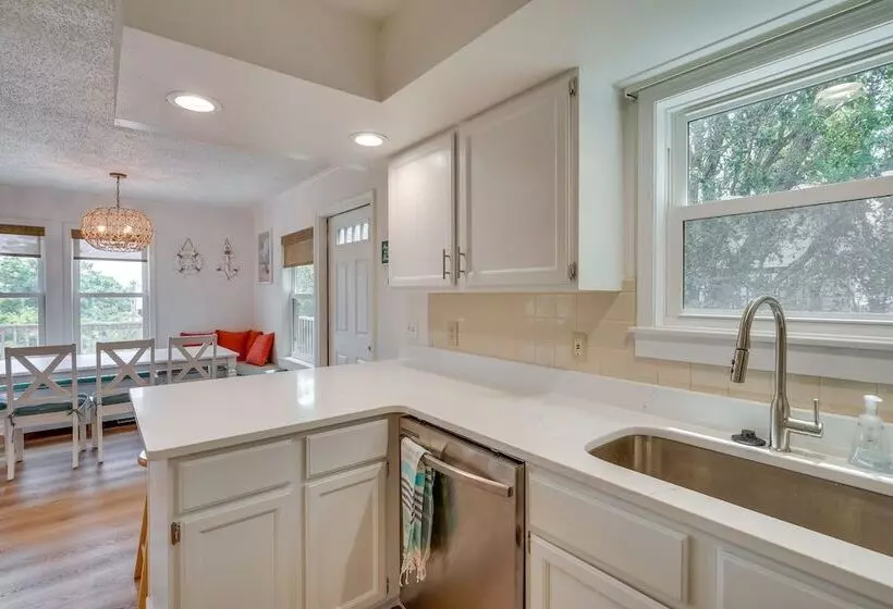 Sunny Corolla Home: Walk To Beach!