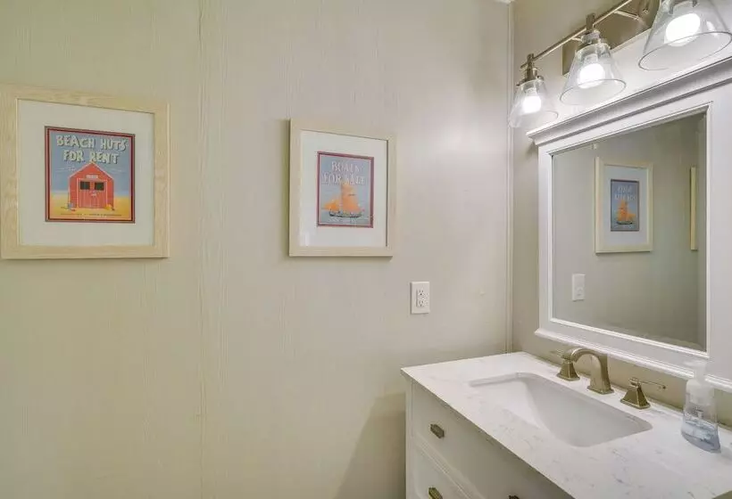 Sunny Corolla Home: Walk To Beach!