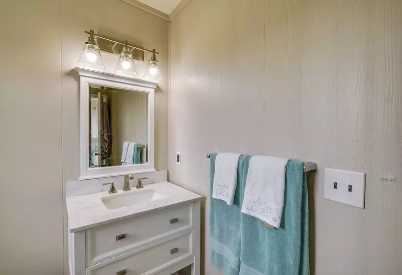 Sunny Corolla Home: Walk To Beach!