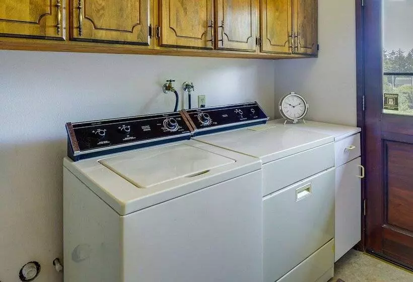 Westport Retreat W/ Pool Table: Walk To State Park