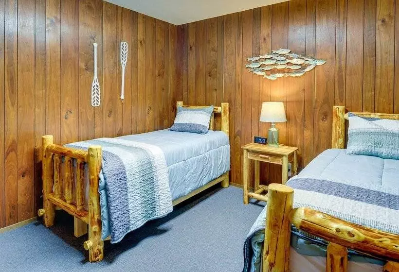 Westport Retreat W/ Pool Table: Walk To State Park