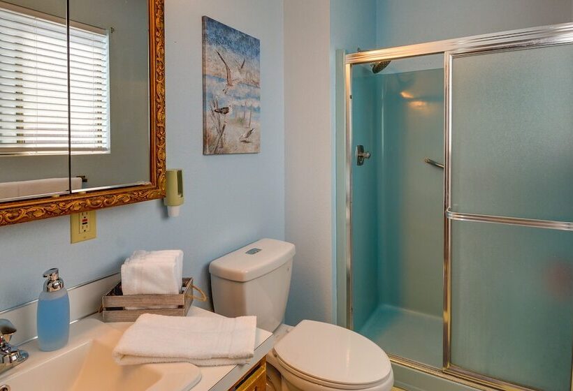 Westport Retreat W/ Pool Table: Walk To State Park