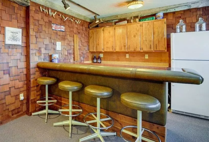 Westport Retreat W/ Pool Table: Walk To State Park