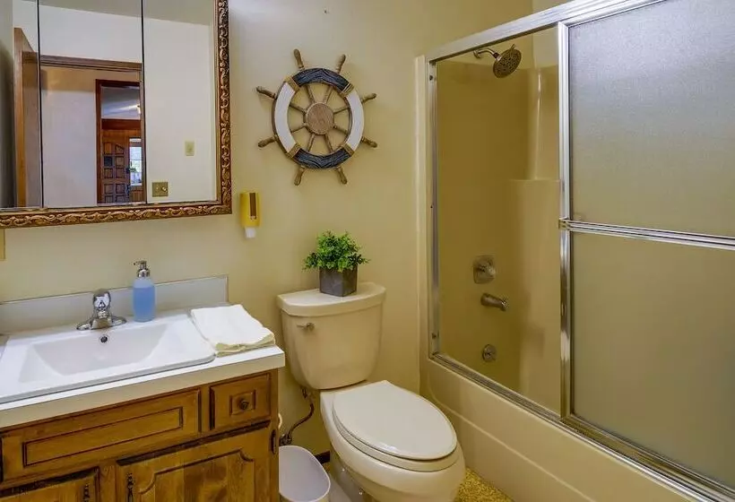 Westport Retreat W/ Pool Table: Walk To State Park