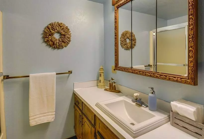 Westport Retreat W/ Pool Table: Walk To State Park