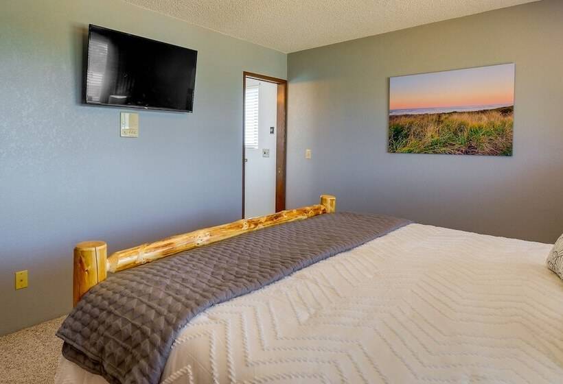 Westport Retreat W/ Pool Table: Walk To State Park