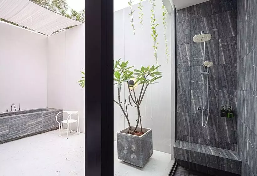 Retkeilymaja Innlux Phuket