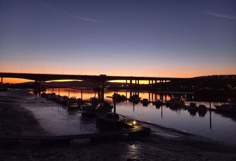 Bed and Breakfast Inner Dowsing Lightship