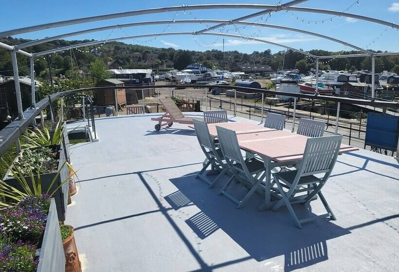 Bed and Breakfast Inner Dowsing Lightship