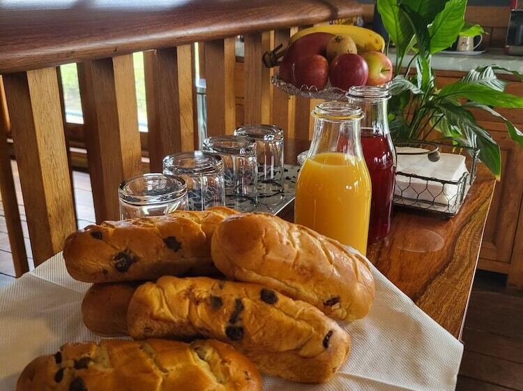 Bed and Breakfast Inner Dowsing Lightship