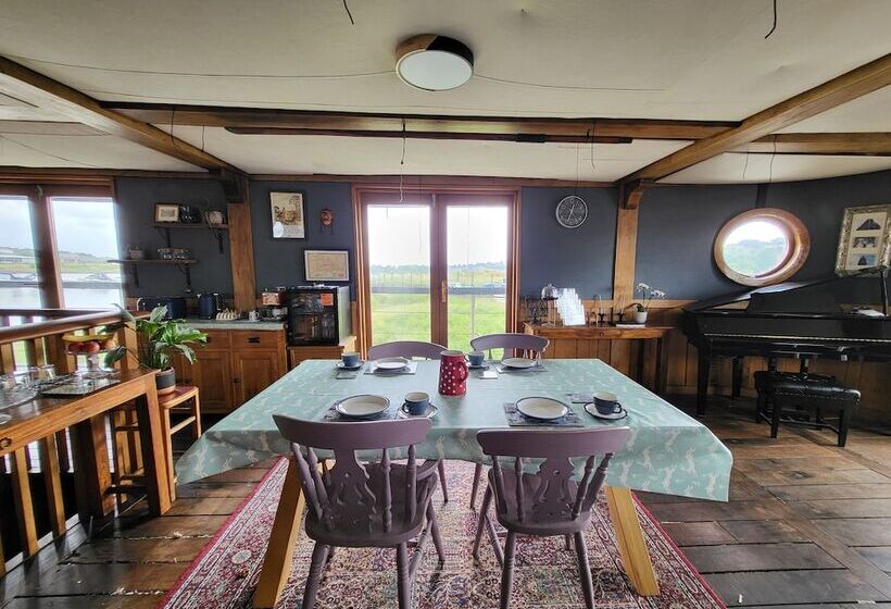 Bed and Breakfast Inner Dowsing Lightship
