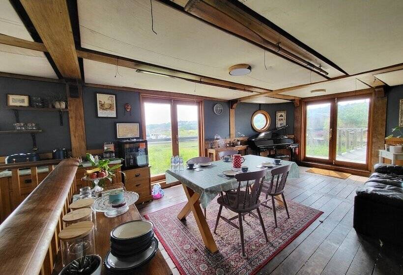 Bed and Breakfast Inner Dowsing Lightship