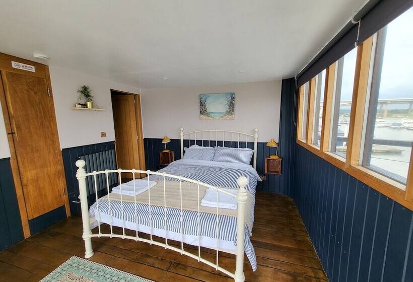 Bed and Breakfast Inner Dowsing Lightship