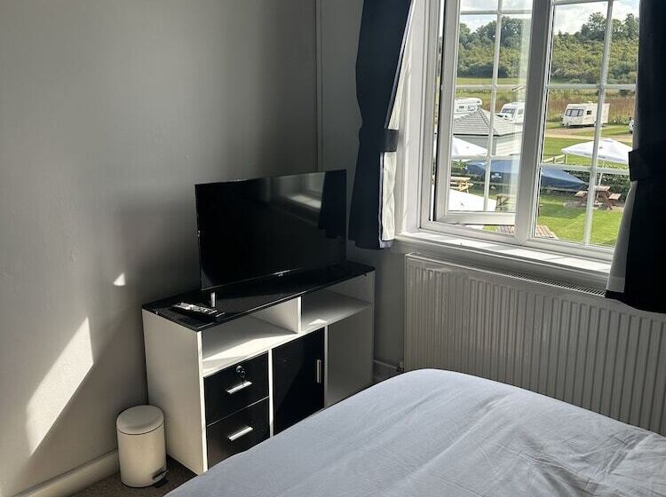 مبيت وإفطار The Fish And Anchor Inn