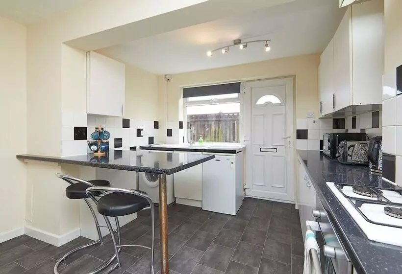 Residenssi Comfortable 4 Bed House In Hucknall, Nottingham