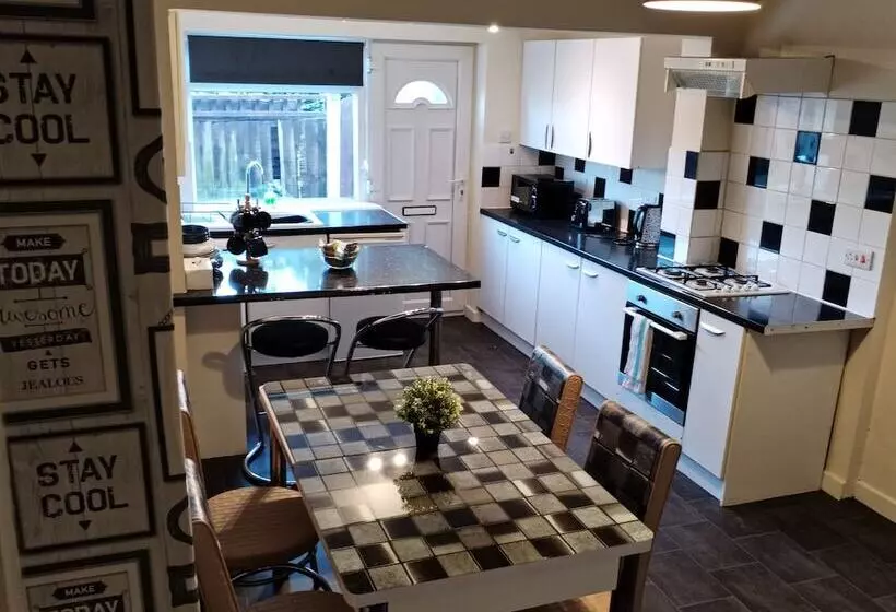 Residenssi Comfortable 4 Bed House In Hucknall, Nottingham