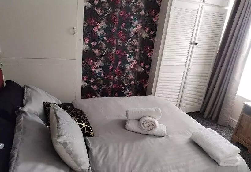 Residenssi Comfortable 4 Bed House In Hucknall, Nottingham