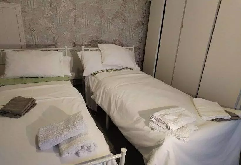 Residenssi Comfortable 4 Bed House In Hucknall, Nottingham