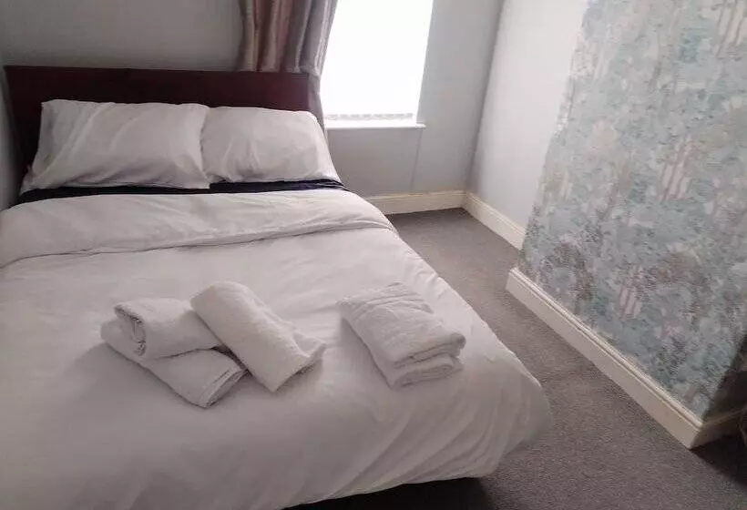 Residenssi Comfortable 4 Bed House In Hucknall, Nottingham