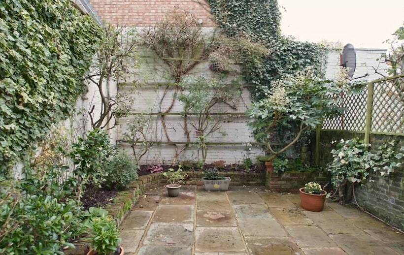 اقامتگاه Lovely 5 Bed House In London