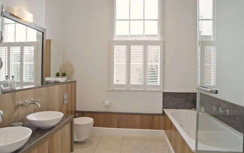 اقامتگاه Lovely 5 Bed House In London