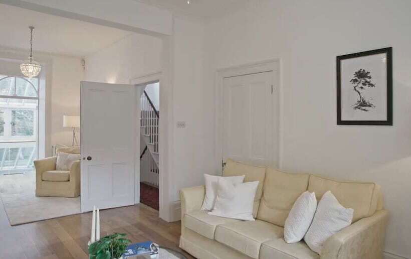 اقامتگاه Lovely 5 Bed House In London