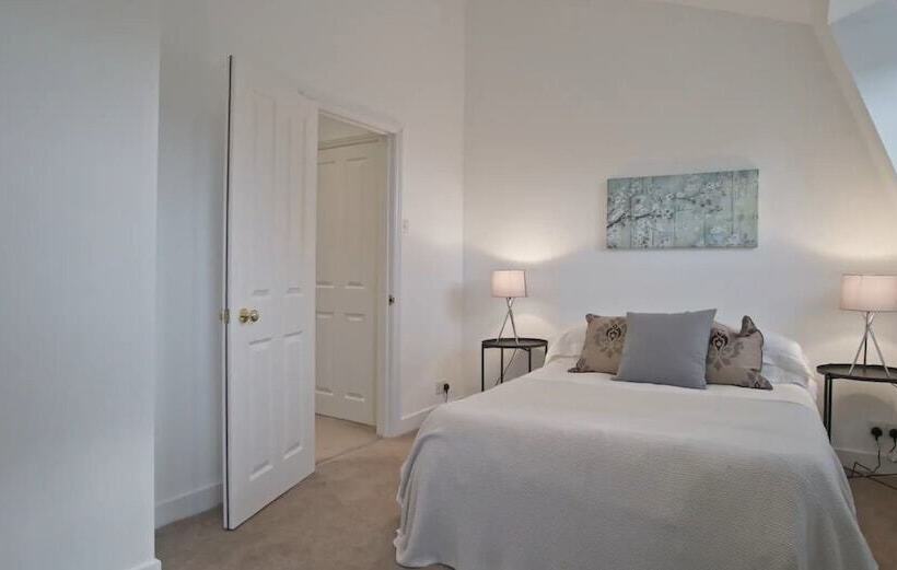 اقامتگاه Lovely 5 Bed House In London