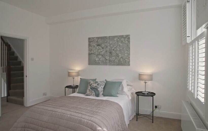 اقامتگاه Lovely 5 Bed House In London