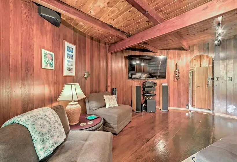 Tropical Cabana W/ Deck, Hot Tub & Lush Scenery!
